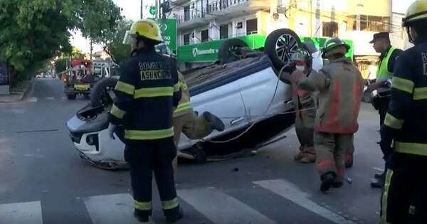 La Nación / Patrullera de la Policía se vio involucrada en accidente, no habría respetado el semáforo