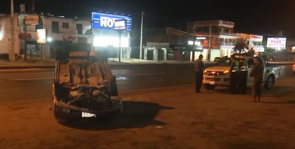 Militar alcoholizado vuelca su automóvil sobre la Transchaco