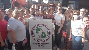 Enfermeros se manifiestan para exigir que no haya recorte en el IPS - Nacionales - ABC Color