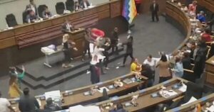 Video: Legisladoras de Bolivia se toman a trompadas en plena sesión - Mundo - ABC Color