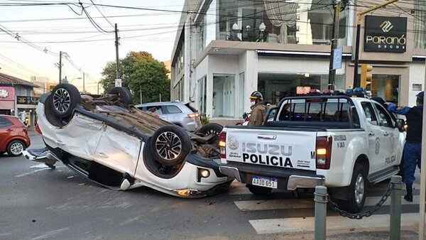 Patrullera provoca choque y vuelco de camioneta en Asunción