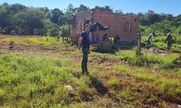 Modelo y concejal estarían fraguando documentos para quedarse con terreno municipal