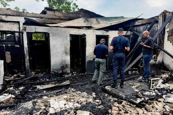 Guyana: Le quitaron el celular y en reacción incendió su colegio donde murieron 19 jóvenes - Mundo - ABC Color