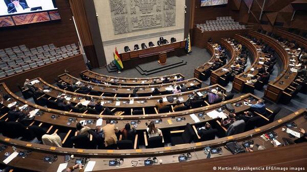 Parlamento boliviano evita censura de ministro entre golpes