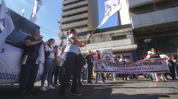 Diario HOY | Enfermeros protestan frente a la Caja Central IPS ante recorte presupuestario