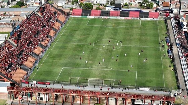 Versus / Patronato utilizó un llamativo método para resguardar el césped por la tormenta