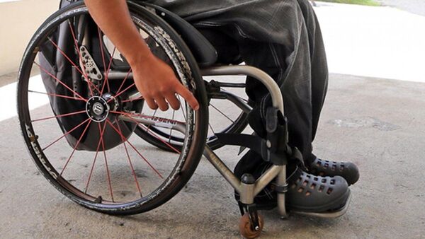 Una interfaz con inteligencia artificial permite andar a un parapléjico