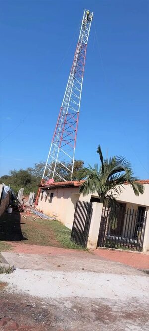 Vecinos se manifiestan contra instalación de antenas de telefonía móvil e internet en Paraguarí - Nacionales - ABC Color