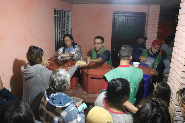 Llevando un plato de comida a las personas en situación de vulnerabilidad