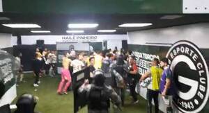 [VIDEO] ¿Mba'e pico? Polis rapáis tiraron gas pimienta ¡a los jugadores!