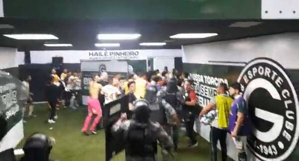 [VIDEO] ¿Mba'e pico? Polis rapáis tiraron gas pimienta ¡a los jugadores!