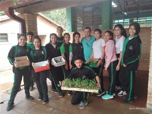 Entregan plantines a escolares de Yaguarón en el marco del proyecto “Topa Ñembyahýi” - Nacionales - ABC Color