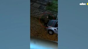 Video: Una más del vecino que destruye autos y moja a la gente en Asunción - Nacionales - ABC Color
