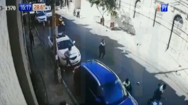 Choque de motociclista a agente de la PMT - Noticias Paraguay
