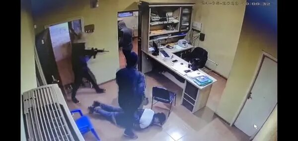 Video: violento robo a distribuidora de cemento en CDE - ABC en el Este - ABC Color