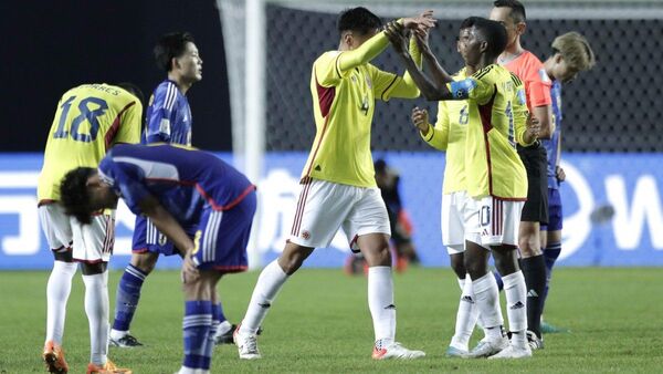 Colombia vuelve a remontar y avanza a octavos de final