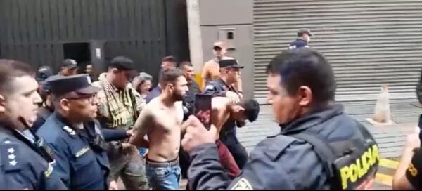 Condenan a 6 años de cárcel a acusados por violento asalto en microcentro Ciudad del Este - ABC en el Este - ABC Color