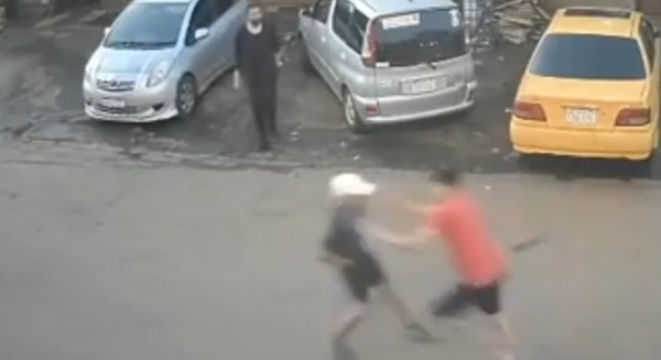 Apuñaló en el cuello a su amigo por tocarle la cola - Noticiero Paraguay