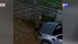 Amenaza a vecinos y baña a un PMT: No quiere autos frente a su casa