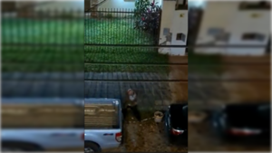 [VIDEO] Rompe faros: karai no deja que nadie estaciones frente a su casa