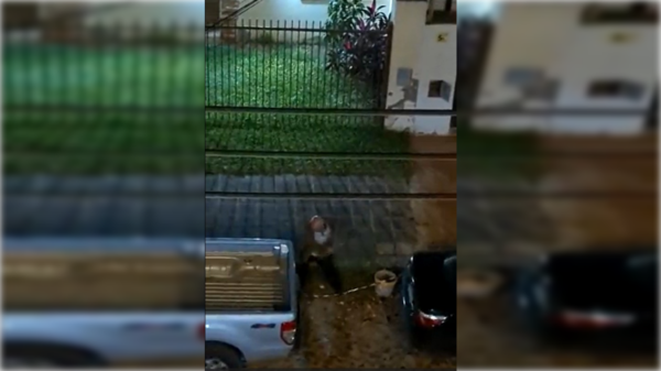 [VIDEO] Rompe faros: karai no deja que nadie estaciones frente a su casa