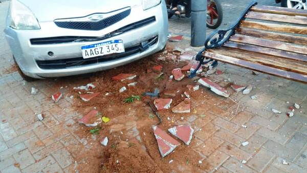 Conductor borracho causa destrozos en la Peatonal de Luque •