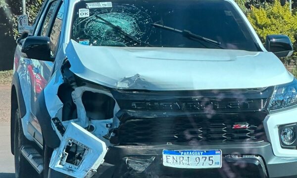 Violento choque en Hernandarias deja daños materiales