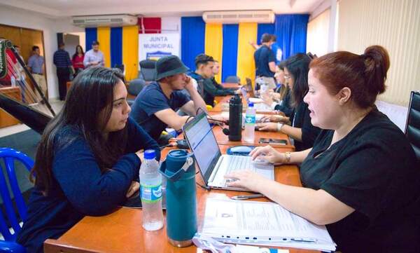 Masiva participación de jóvenes de feria laboral en Luque •