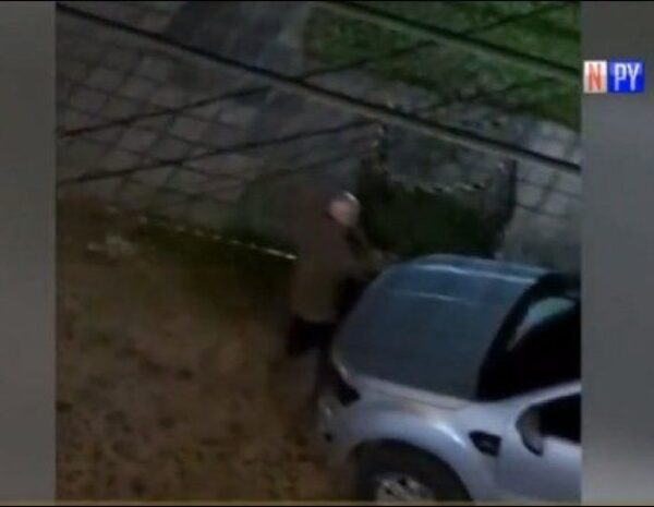 Hombre amenaza con quemar vehículo y vivienda de vecinos que estacionen frente a su casa · Radio Monumental 1080 AM