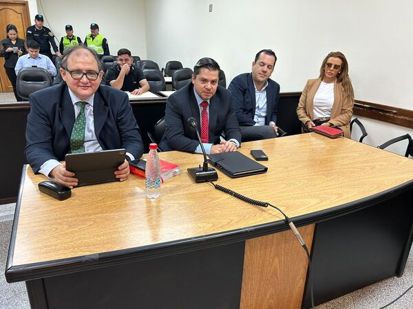 Diario HOY | Juez rechaza sobreseer a Friedmann y Marly Figueredo arroja celular de escrachadora