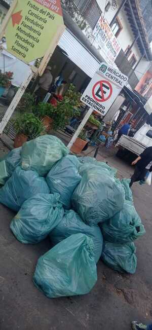 Trabajadoras del mercado 1 de San Lorenzo protestan por basuras en la entrada » San Lorenzo PY