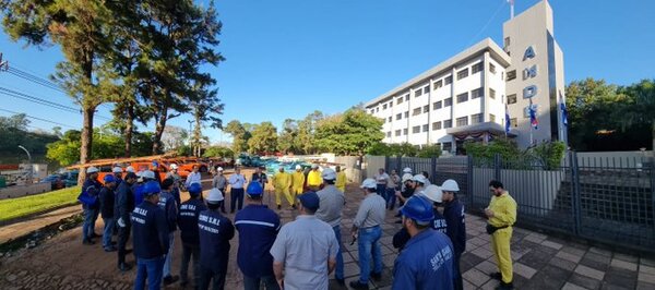 ANDE prosigue con desconexión a clientes morosos de dos ciudades de Alto Paraná