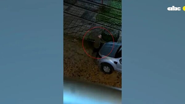 Vecino que destroza autos estacionados frente a su vivienda advierte que lo seguirá haciendo - Policiales - ABC Color