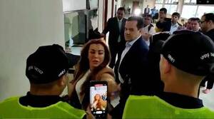 [VIDEO] ¡Marly Figueredo tiró el celular de una escrachadora!