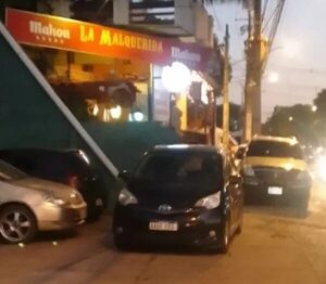 Vehículos estacionados en la vereda obstaculizan el paso - Crónicas Ciudadanas - ABC Color