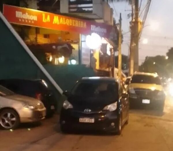 Vehículos estacionados en la vereda obstaculizan el paso - Crónicas Ciudadanas - ABC Color