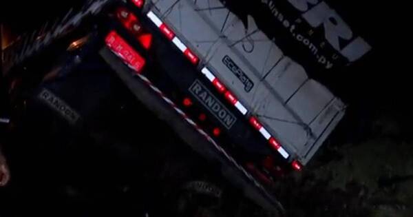 La Nación / Camión de gran porte volcó y dejó sin suministro de agua a vecinos de Ypané