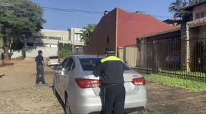 Diario HOY | Juan Villalba, recibido a manguerazos y pedradas por vecino “anti autos”