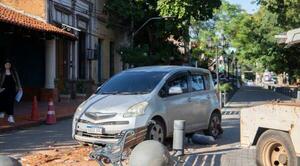 Ebrio al volante atropella histórica peatonal de Luque – Prensa 5