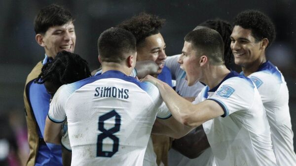 Inglaterra golpea a Uruguay y sella su boleto a octavos