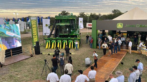 AUTOMAQ JOHN DEERE LANZA LA NUEVA COSECHADORA DE ALGODÓN CP770 EN LA EXPO PIONEROS