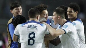 Inglaterra golpea a Uruguay y sella su boleto a octavos