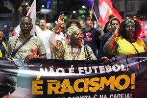 Activistas brasileños se manifiestan en apoyo a Vinícius Jr. frente a la embajada de España - Mundo - ABC Color