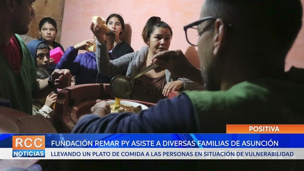 Llevando un plato de comida a las personas en situación de vulnerabilidad