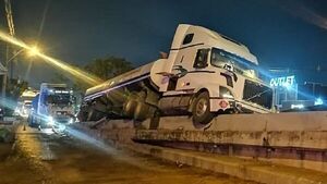 Camión de gran porte sufre percance sobre viaducto de Madame Lynch