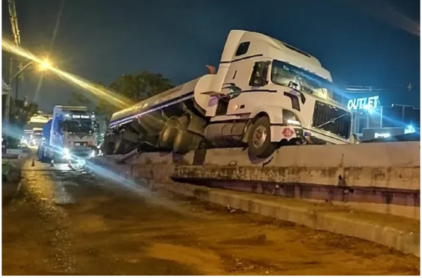 Camionero bolí no se dio cuenta que empezaba el viaducto y terminó sobre la baranda