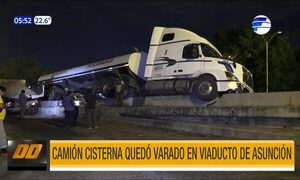 Camión cisterna quedó varado en viaducto de Asunción | Telefuturo