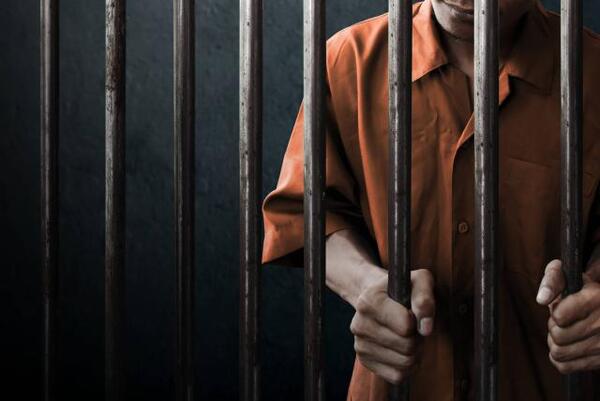 Violador condenado hasta 2040 habría sido liberado por error, negligencia o “algo raro” | 1000 Noticias
