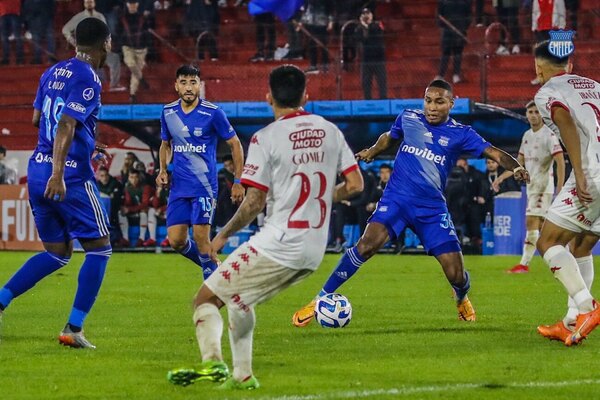 Versus / Guaraní, único líder del Grupo B tras igualdad entre Huracán y Emelec en Argentina