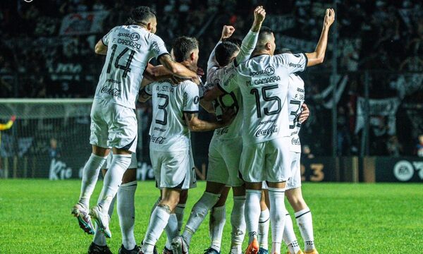 Olimpia celebra y se acerca a octavos